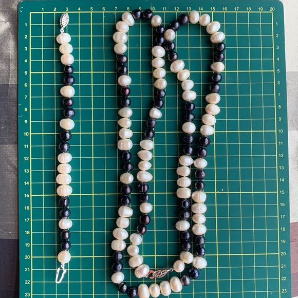 Fresh water black and white Pearl necklace and bracelet - Picture 7 of 7